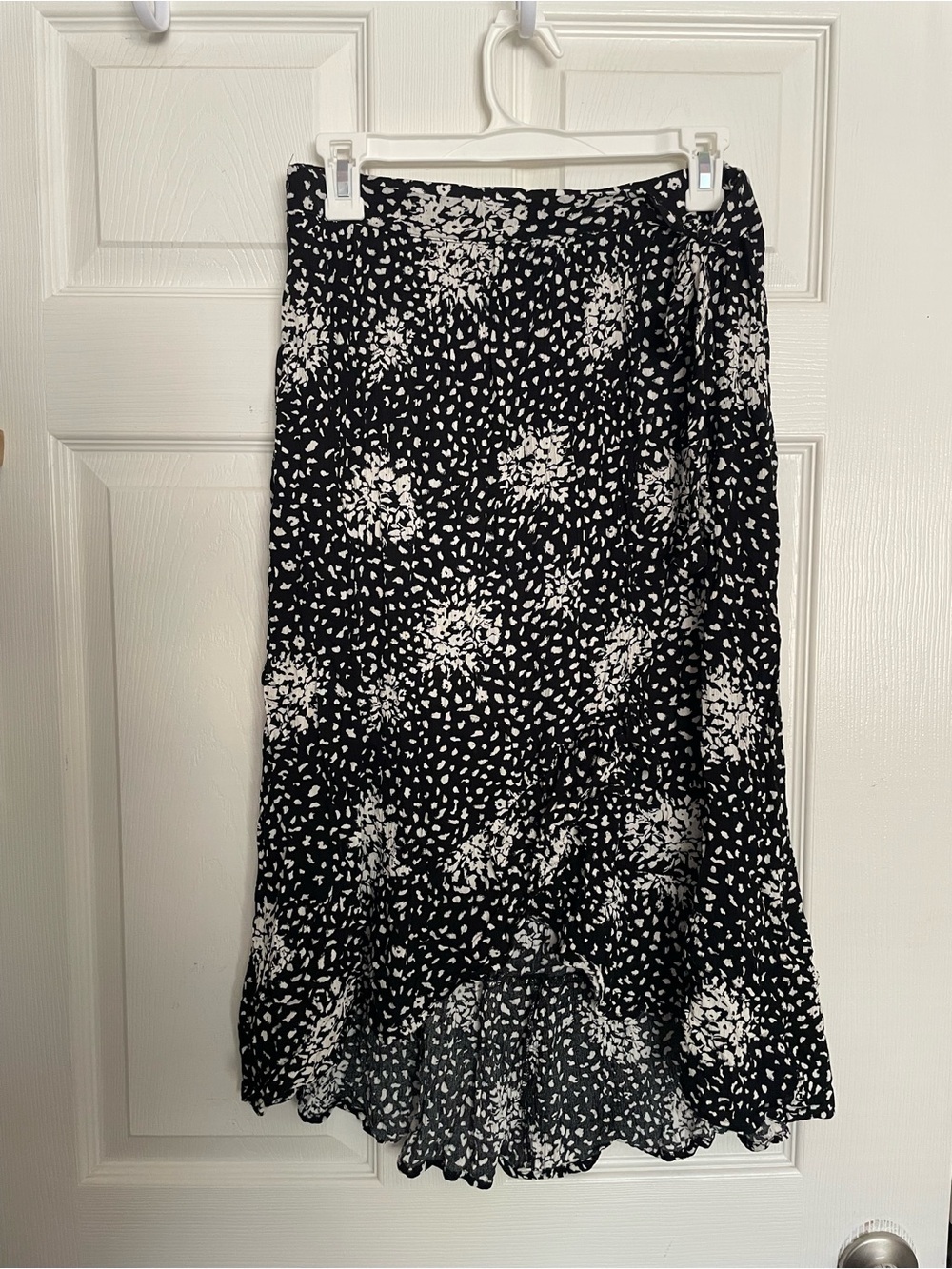 Knox Rose sz Medium 100% Rayon Black and White Terrazzo Dot & Floral Midi Skirt